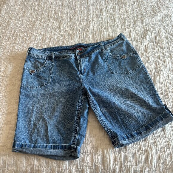 Two for one!!!!  Plus Size Denim Bermuda shorts and Beige Linen shorts - Picture 2 of 10